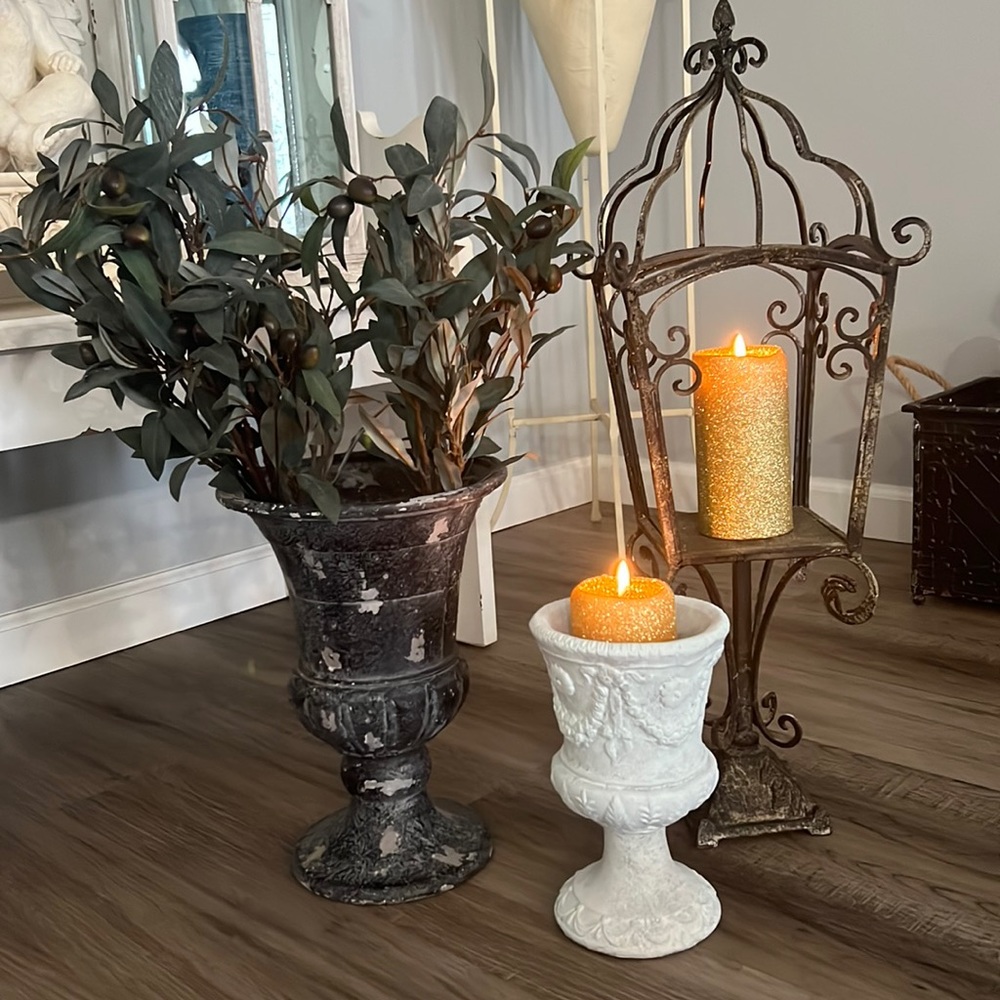 Black French urn